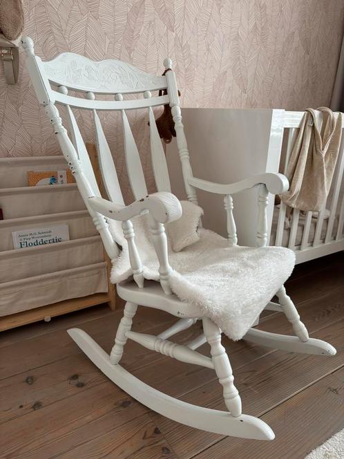 Antieke houten schommelstoel, wit gespoten, Kinderen en Baby's, Kinderkamer | Tafels en Stoelen, Gebruikt, Stoel(en), Ophalen