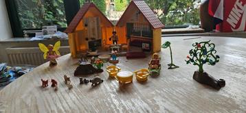 Poppenhuis playmobil met poppetjes en spullen beschikbaar voor biedingen