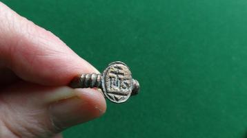 Religieus ringetje 16e eeuw brons Bodemvondst beschikbaar voor biedingen