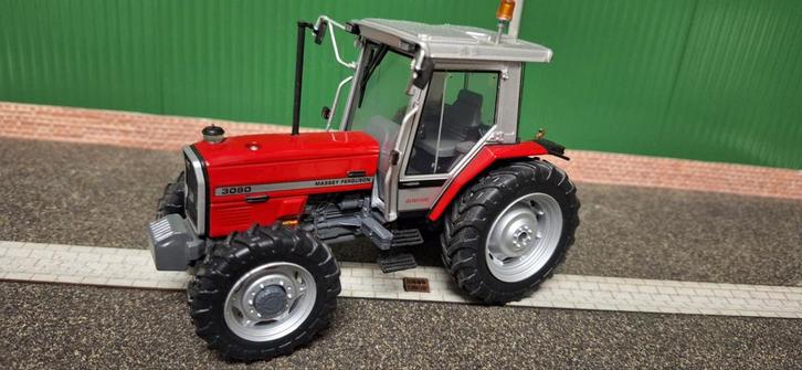 Massey Ferguson 3085 Universal Hobbies sint kerst cadeau, Hobby en Vrije tijd, Modelauto's | 1:32, Tractor of Landbouw, Universal Hobbies