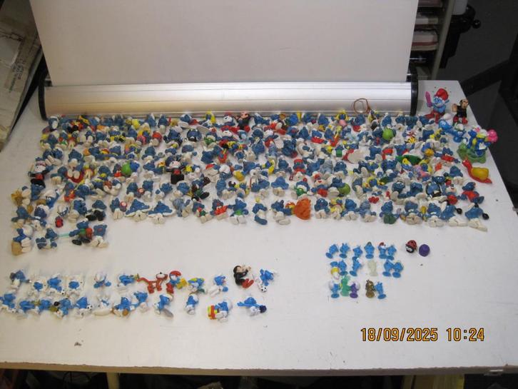 200 smurfen met huisjes en molen (355), Verzamelen, Smurfen, Gebruikt, Huisje of Attribuut, Verschillende Smurfen, Ophalen of Verzenden