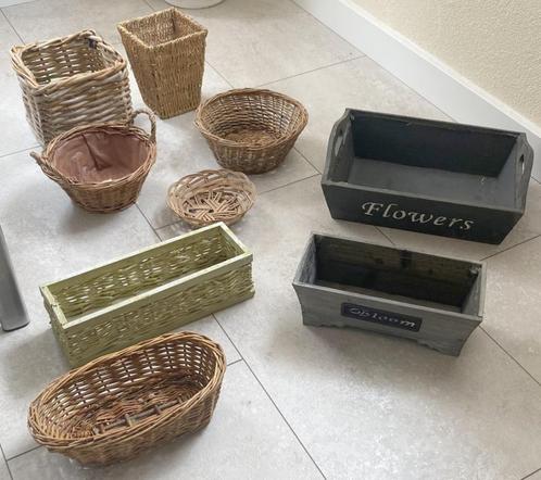 houten bloembakjes, rieten mandje, metaal / riet.bloempotten, Tuin en Terras, Bloembakken en Plantenbakken, Zo goed als nieuw