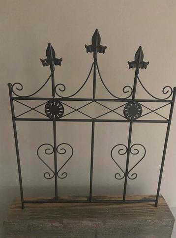 Decoratief raamscherm beschikbaar voor biedingen