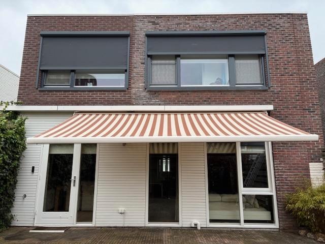 Mooie Knikarm zonnescherm, Tuin en Terras, Zonneschermen, Gebruikt, Knikarmscherm, 150 tot 300 cm, 450 cm of meer, Elektrisch