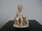 Vintage beeldje jongen met hond 12,5 hoog aardewerk NR merk, Verzamelen, Beelden en Beeldjes, Ophalen of Verzenden, Gebruikt, Mens