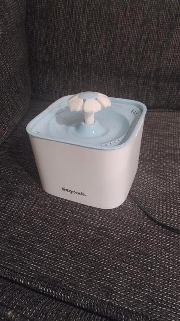Automatische waterfontein voor katten beschikbaar voor biedingen