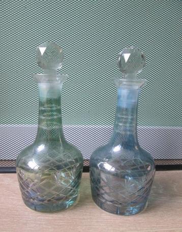 2 Antieke Geslepen Iriserende Karafjes Groen en Blauw beschikbaar voor biedingen