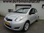 Toyota Yaris 1.3 VVTi Comfort 6bak Nw Apk., Auto's, Toyota, Voorwielaandrijving, Gebruikt, Zwart, 4 cilinders