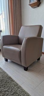 Fauteuils taupe kleurig leer (2 stuks), Huis en Inrichting, Fauteuils, Ophalen, Gebruikt, Hout, 50 tot 75 cm