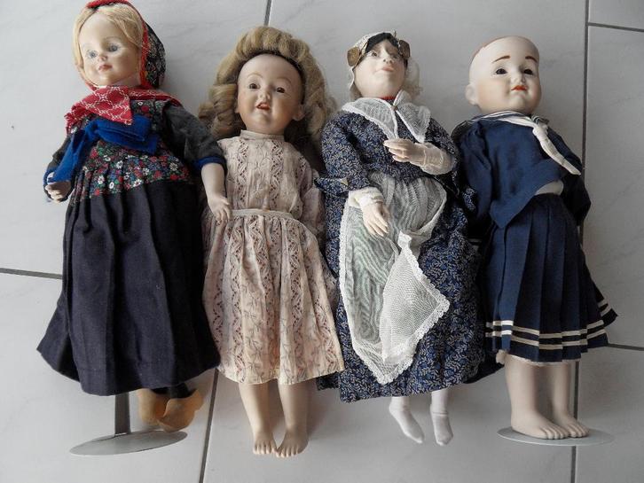 Oude poppen kleding niet allemaal mooi, verkleurd., Verzamelen, Poppen, Gebruikt, Pop, Ophalen of Verzenden