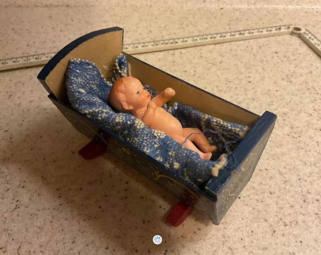 Antiek popje met houten wiegje, Verzamelen, Poppenhuizen en Toebehoren, Ophalen of Verzenden, Gebruikt, Poppenhuis