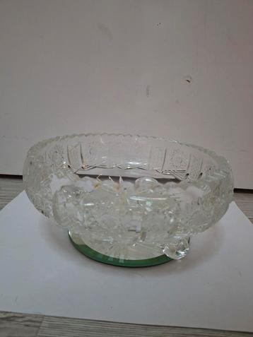 Kristallen schaal met voet beschikbaar voor biedingen