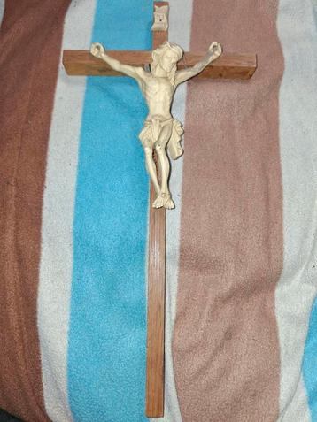 Antiek Houten Kruisbeeld met Christus beschikbaar voor biedingen