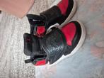 Nike Jordan - maat 25 - rood met zwart, Kinderen en Baby's, Kinderkleding | Schoenen en Sokken, Ophalen, Zo goed als nieuw, Jongen of Meisje