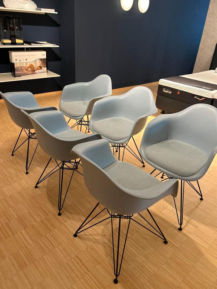 Vitra Eames plastic chair, Huis en Inrichting, Stoelen, Zo goed als nieuw, Vijf, Zes of meer stoelen, Kunststof, Blauw, Ophalen of Verzenden