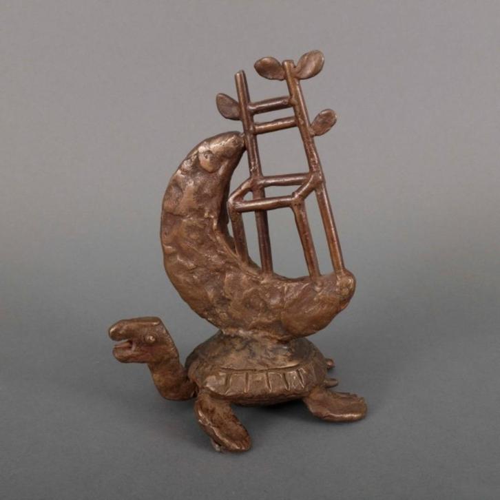 Schildpad die op z'n rug een halve maan en een stoel draagt., Antiek en Kunst, Kunst | Beelden en Houtsnijwerken, Ophalen of Verzenden