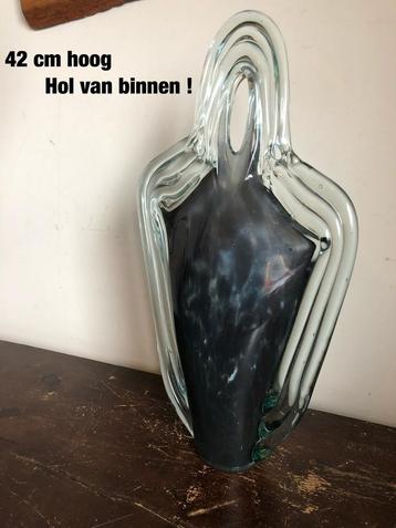 Mooi glazen beeld beschikbaar voor biedingen