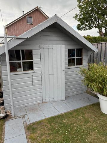 Tuinhuisje, achterkant en 1 zijkant niet grijs geschilderd. beschikbaar voor biedingen
