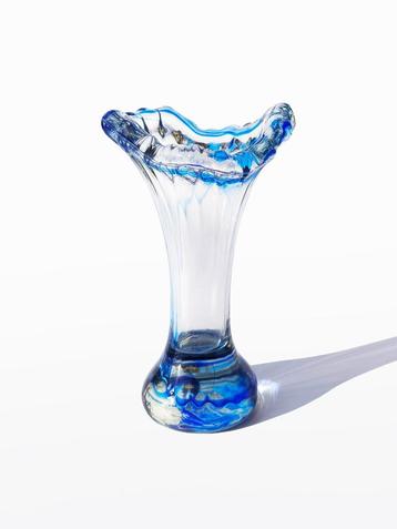 Bud vaasje, helder met blauwe 'vlammen', vintage beschikbaar voor biedingen