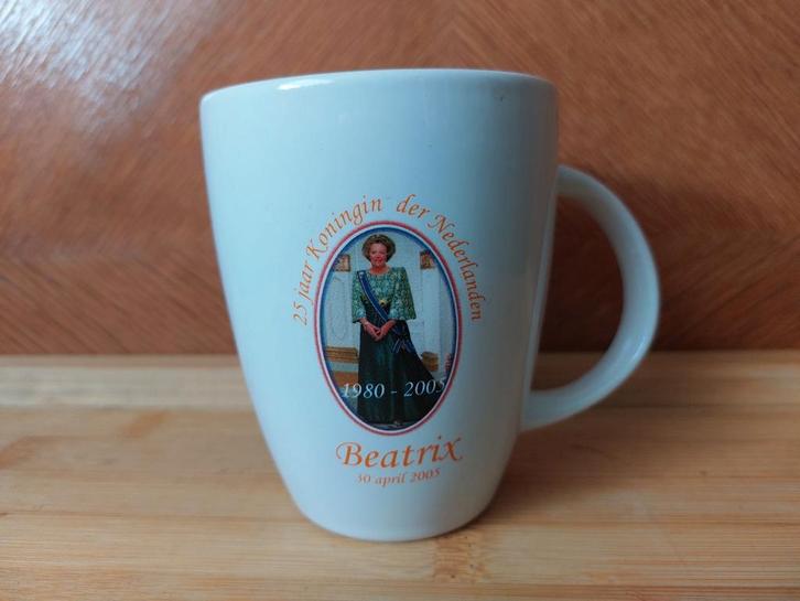 Beker Beatrix 1980-2005 Oranjevereniging Westbroek, Verzamelen, Koninklijk Huis en Royalty, Zo goed als nieuw, Servies, Ophalen of Verzenden