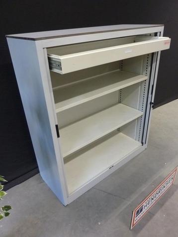 Nette roldeurkast archiefkast + lade + slot + stalen deuren beschikbaar voor biedingen