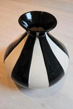 Kwantum zwart wit vaas, Huis en Inrichting, Ophalen, Wit, Aardewerk of Porselein, Zo goed als nieuw