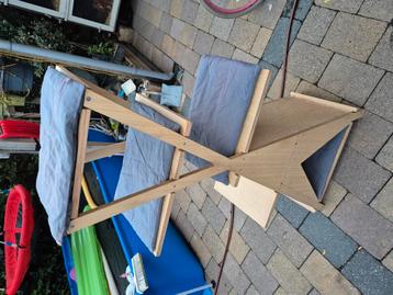 Houten katten krappaal hout met grijze kussens beschikbaar voor biedingen