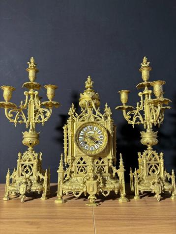 Antieke Franse Bronzen Regency Stijl Pendule met Kandelaren  beschikbaar voor biedingen