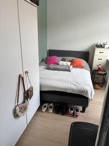 IKEA bed 200 x 140  cm inclusief matras en topper 