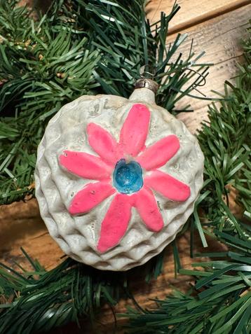 Kerstbal wit hartje met bloem beschikbaar voor biedingen