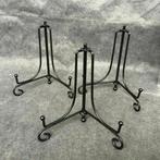 Mooi zwart gelakte metalen fossielstandaard., Verzenden, Fossiel