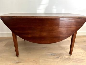 Vintage salontafeltje beschikbaar voor biedingen