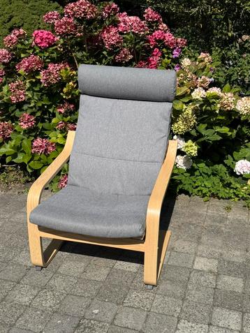 Ruime ontspanningsstoel – licht houten frame & grijs kussen beschikbaar voor biedingen