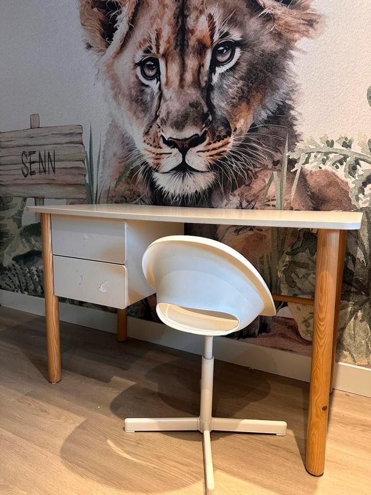 Net kinderbureau met krukje, Huis en Inrichting, Bureaus, Gebruikt, Bureau, Ophalen