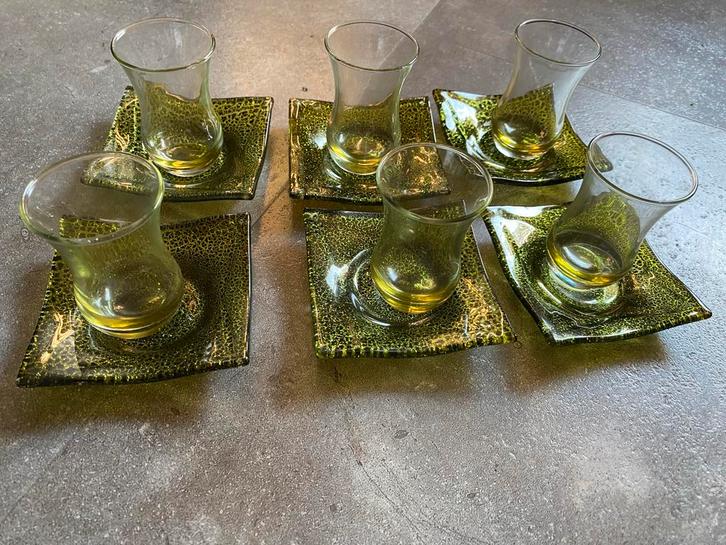Groene Glaasjes met Schotels - 6 stuks, Huis en Inrichting, Keuken | Servies, Zo goed als nieuw, Glas of Glazen, Overige stijlen