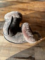 UGG Pantoffels - Comfortabel en Stijlvol mt 40, Kleding | Dames, Schoenen, Ophalen, Zo goed als nieuw, Grijs, Pantoffels of Sloffen