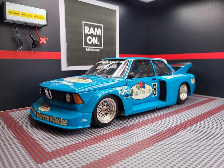 1/18 BMW 320i E21 DRM Fruit Of The Loom, Hobby en Vrije tijd, Modelauto's | 1:18, Zo goed als nieuw, Auto, MiniChamps, Ophalen of Verzenden