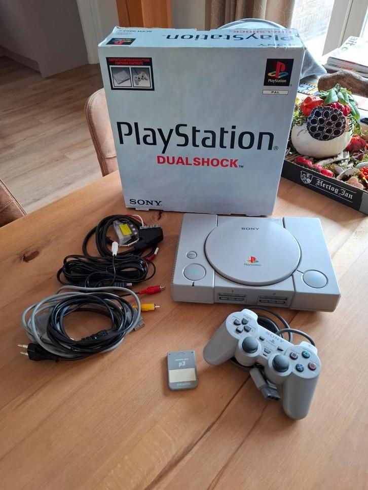Playstation 1 in ORGINELE verpakking , met controller, games, Spelcomputers en Games, Spelcomputers | Sony PlayStation 1, Zo goed als nieuw