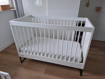 Kidsmill Intense II Ledikant met matras en matrasbeschermer beschikbaar voor biedingen