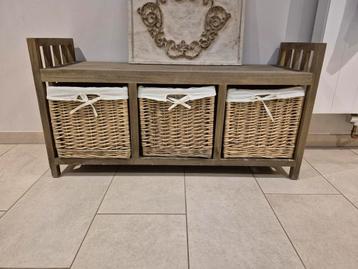 Houten bankje beschikbaar voor biedingen