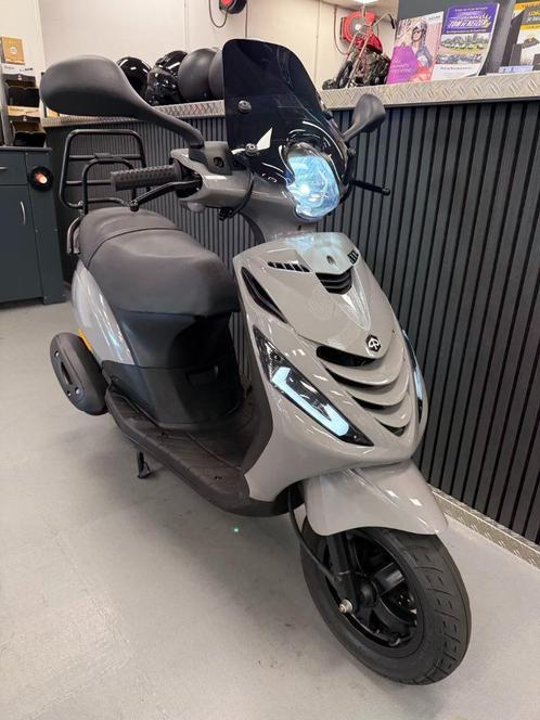 Piaggio Zip Brom SP Nardo Grey E4 45KM BJ 2020 Full Option, Fietsen en Brommers, Scooters | Piaggio, Zo goed als nieuw, Zip, Maximaal 45 km/u
