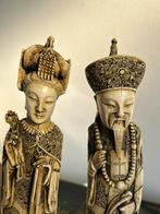 Ivorine Chinees keizerspaar in traditionele kleding, Verzenden