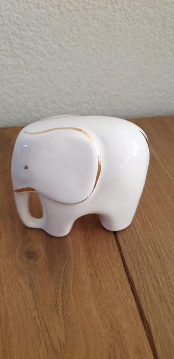 Olifantje wit porselein met gouden biesjes, vintage 8,5 cm! beschikbaar voor biedingen