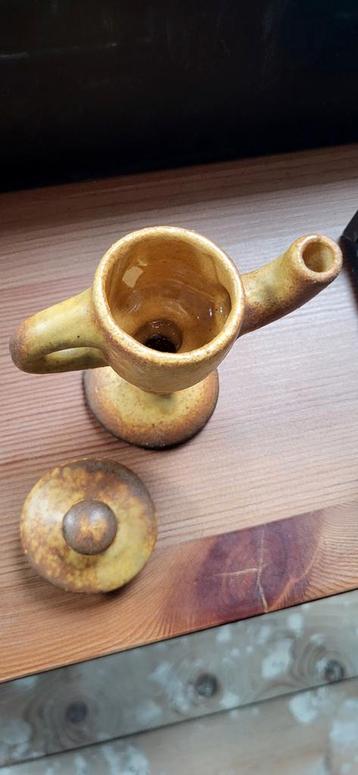 Oude keramische olielamp met deksel beschikbaar voor biedingen