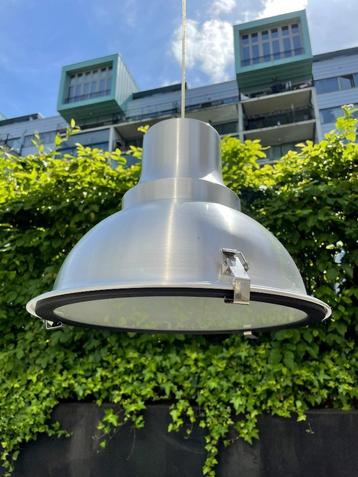 Industriële hanglamp beschikbaar voor biedingen