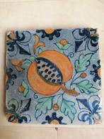 antieke tegel polychrome 17e eeuw, granaatappel, bodemvondst, Antiek en Kunst, Antiek | Wandborden en Tegels, Ophalen of Verzenden