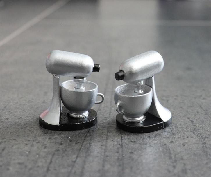 Staande mixer keuken zilver zwart hout miniatuur nieuw 1:12, Verzamelen, Poppenhuizen en Toebehoren, Nieuw, Decoratie, Ophalen of Verzenden