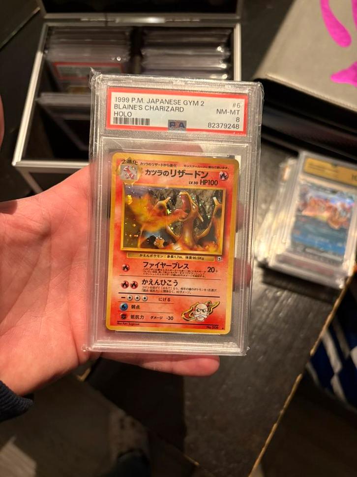 Blaine’s charizard psa 8, Hobby en Vrije tijd, Verzamelkaartspellen | Pokémon, Zo goed als nieuw, Meerdere kaarten, Foil, Ophalen of Verzenden