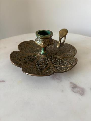 Messing kandelaar met bladvorm beschikbaar voor biedingen