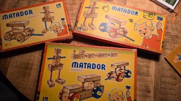 Oud speelgoed van Matador. Bouwdozen van hout. 3 dozen. beschikbaar voor biedingen